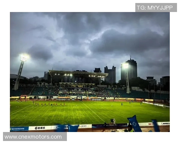 南京足球队技术争议引发热议球迷与专家各抒己见探讨战术与表现