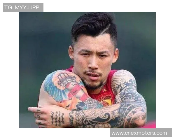 纹身美女足球明星的魅力与实力交织展现运动与艺术的完美结合