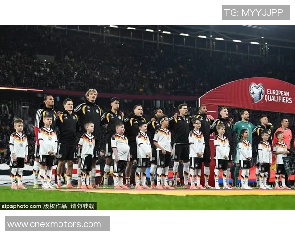 足球明星与儿子温馨互动视频展现亲子情深瞬间引发网友热议